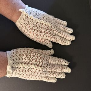 Vtg Crochet Lace Cream Gloves Wrist Length Ladies Women's Wedding Flower Girl